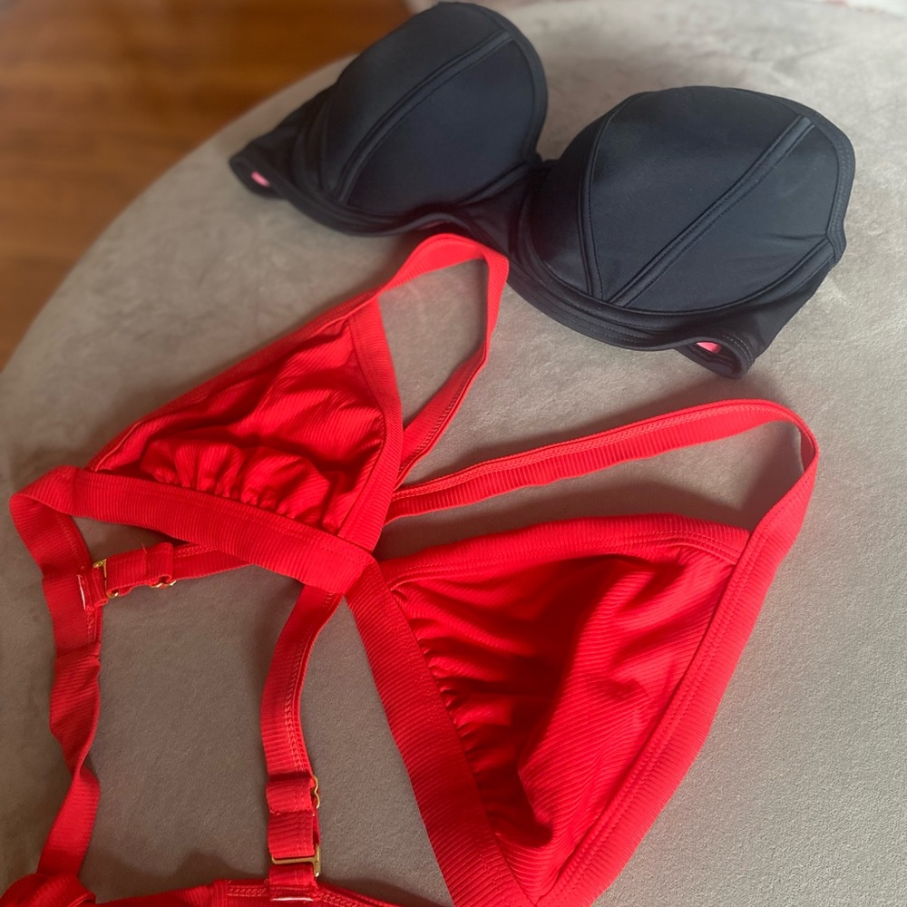 Bikini tops (2)